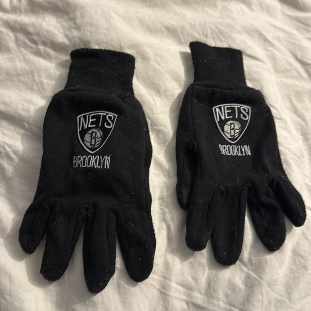 Brooklyn Nets very warm gloves